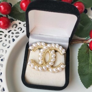 broszka LITERKI CC i perły - elegancka ozdoba do ubrań_broszki